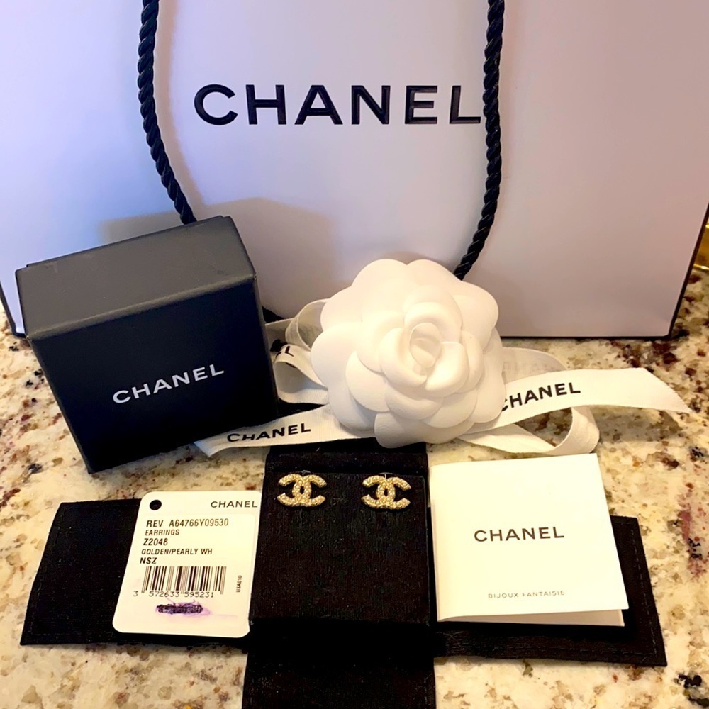 - 🌺like New Chanel Golden/Pearly Earrings